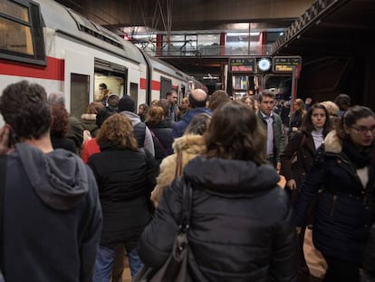 Pasajeros en un andén de Atocha en enero de 2018.