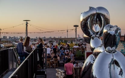 Terraza del bar Klunkerkranich, en la azotea de un centro comercial de Berlín.