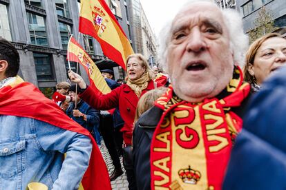 Manifestantes lanzan consignas contra Pedro Sánchez en los aledaños del Congreso de los Diputados, este miércoles.