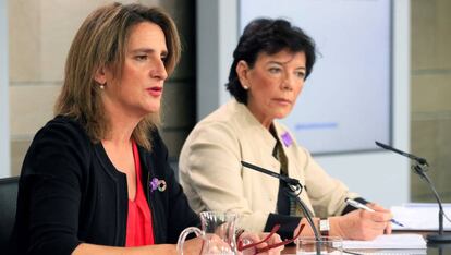 La ministra en funciones para la Transición Ecológica, Teresa Ribera, y la portavoz del Gobierno en funciones, Isabel Celaá, durante la rueda de prensa posterior al consejo de ministros.