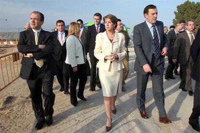 La ministra de Fomento, Magdalena Álvarez, con el delegado del Gobierno, Antoni Bernabé, y el líder socialista Joan Ignasi Pla, ayer en Alicante.