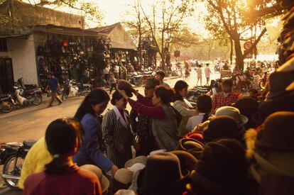 El índice Price of Travel (www.priceoftravel.com) confirma lo que muchos 'backpackers' ya sabían: las urbes vietnamitas son las más económicas de Asia. Ciudad Ho Chi Minh y Hanói (en la foto, el Barrio Antiguo) están en la franja mágica para mochileros y turistas de bajo presupuesto: con 20 dólares (unos 18 euros) podemos cubrir los gastos diarios de alojamiento, comida y visitas de interés.