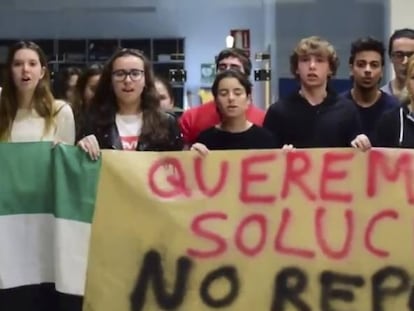 Alumnos encerrados en la Universidad de Extremadura en protesta por la repetición de la EBAU.