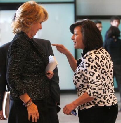 La diputada socialista Ruth Porta discute con la presidenta regional, Esperanza Aguirre.