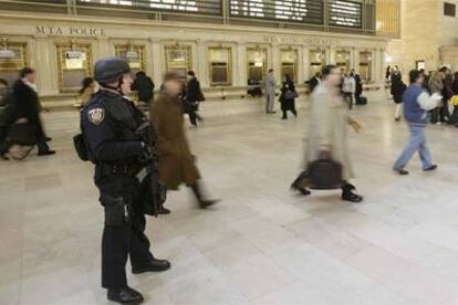 Un agente de seguridad patrulla en la estación Grand Central de Nueva York.