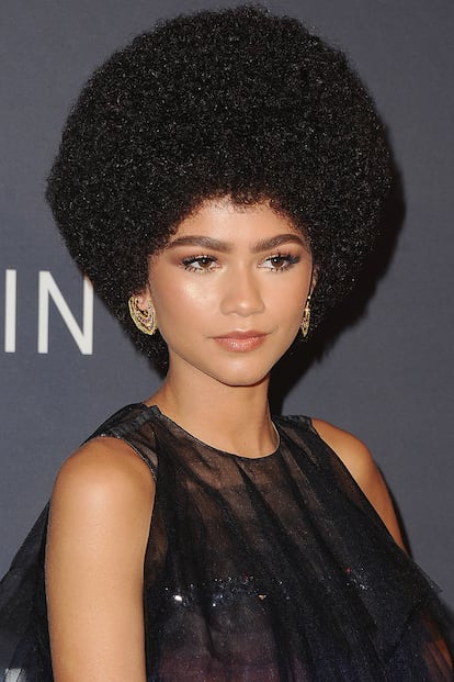 Zendaya Coleman es uno de los rostros más camaleónicos. La actriz utiliza sus constantes cambios de look –y especialmemte su pelo– para lanzar mensajes al mundo y reivindicar a la comunidad afroamericana. En su última aparición pública apostó por la icónica melena afro para rendir tributo a su familia. "La inspiración de la última noche, mis preciosas tías (mi padre es el de la izquierda del todo) y un toque Angela Davis”, escribía en su cuenta de Instagram. Sus tías fueron miembros de los Panteras Negras en los 60 y el homenaje a su peinado es toda una declaración de intenciones.