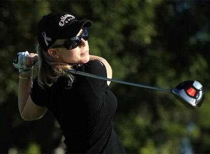 La golfista Morgan Pressel realiza un lanzamiento.