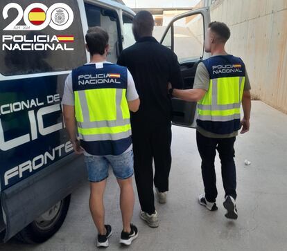 Momento de la detención del hombre que huyó sin pagar de un hotel en Ibiza.