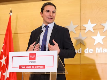 El portavoz del PSOE, Juan Lobato, en una rueda de prensa el 17 de enero tras su reunión con la presidenta de la Comunidad de Madrid, Isabel Díaz Ayuso.