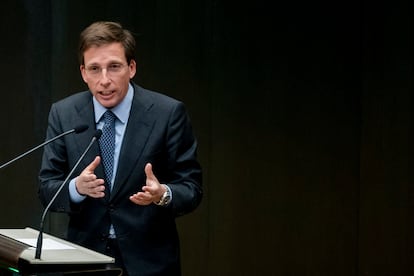 El alcalde de Madrid, José Luis Martínez-Almeida, interviene en un pleno del Ayuntamiento de diciembre de 2024.