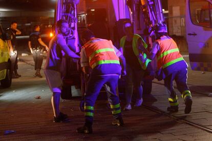 Personal de emergencias trabaja en la zona del accidente.