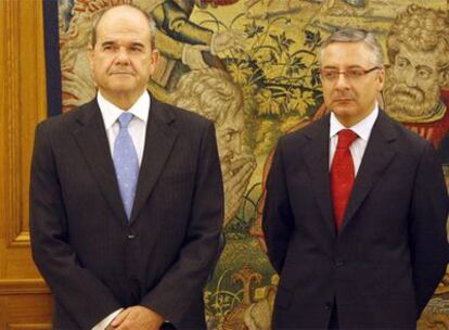 Manuel Chaves y José Blanco, durante el acto de promesa de sus cargos en La Zarzuela.