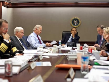 Obama, rodeado de informes concisos y con pocos adjetivos, en una reunión sobre la situación en Pakistán en noviembre de 2009, junto con el vicepresidente Joe Biden y la entonces secretaria de Estado Hillary Clinton
