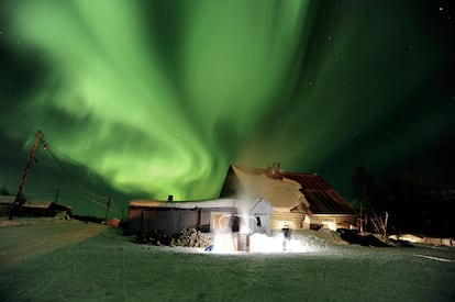 La aurora boreal ilumina el cielo por encima de la Takotna, puesto de control de Alaska durante la travesía con trineos tirados por perros Iditarod Sled Dog Race.