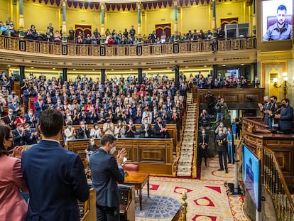 Los diputados aplauden la intervención del presidente de Ucrania, Volodímir Zelenski, en el Congreso este martes.