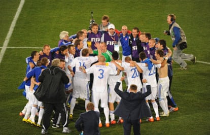 Los jugadores de la selección eslovaca rodean al protero Jan Much para celebrar la victoria frente a Italia que ha supuesto su clasificación para la siguiente fase.