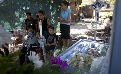 Funeral de un civil muerto en enfrentamientos ayer en Michoac&aacute;n.