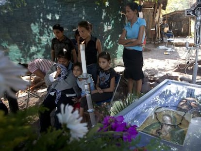 Funeral de un civil muerto en enfrentamientos ayer en Michoac&aacute;n.