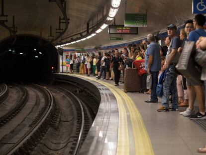 Los viajeros se amontonan en un anden de la estación de metro de Sol la tarde del pasado jueves.