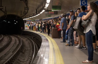 Los viajeros se amontonan en un anden de la estación de metro de Sol la tarde del pasado jueves.