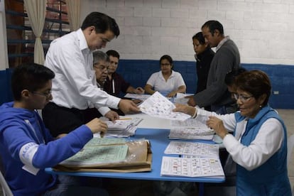 El conteo de votos en un colegio electoral en la Ciudad de Guatemala.