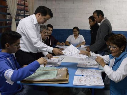 El conteo de votos en un colegio electoral en la Ciudad de Guatemala.