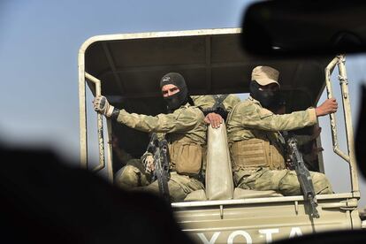 Un convoy de soldados kurdos/peshmergas se dirigen al frente de Qaraqosh en la batalla por liberar Mosul.