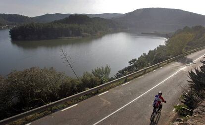 Un ciclista en una carretera de Barcelona.