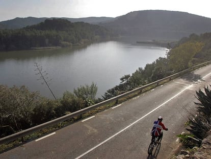 Un ciclista en una carretera de Barcelona.