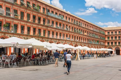 Terrazas en la plaza Corredera de Córdoba.