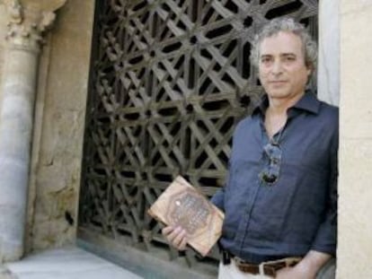 El escritor Ildefonso Falcones en la mezquita de Córdoba.