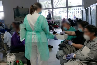 Imagen cedida por el personal del hospital 12 de Octubre de Madrid que refleja la situación de una de las salas de espera