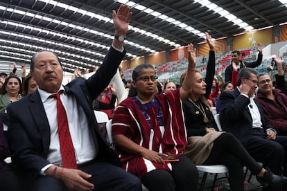 Diputados del bloque oficialista votan durante la sesión legislativa del 4 de septiembre, en Ciudad de México.