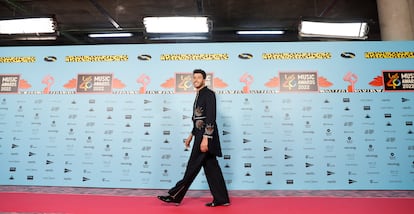 Sebastián Yatra posa en la alfombra rosa de LOS40 Music Awards 2022. El cantante colombiano, que contaba con cuatro nominaciones, consiguió llevarse consigo el premio a Mejor Álbum por 'Dharma' en la categoría Global Latina.  