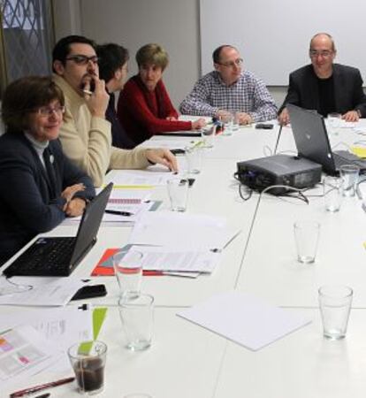 La consejera Blanca Urgell (en primer término), ayer en la reunión. Al fondo, el alcalde donostiarra, Juan Karlos Izagirre, y el diputado general de Gipuzkoa, Martin Garitano (derecha).