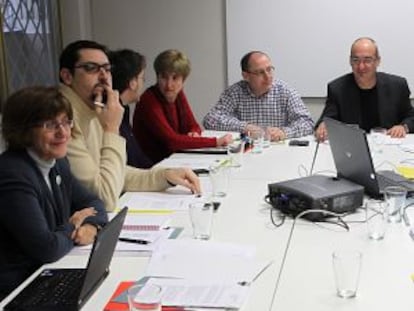 La consejera Blanca Urgell (en primer término), ayer en la reunión. Al fondo, el alcalde donostiarra, Juan Karlos Izagirre, y el diputado general de Gipuzkoa, Martin Garitano (derecha).