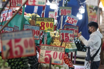 Inflación: Carteles con los precios de frutas y verduras en un mercado de Ciudad de México