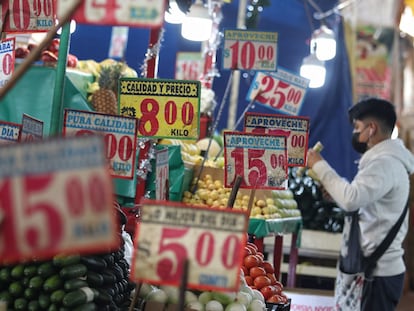 Inflación: Carteles con los precios de frutas y verduras en un mercado de Ciudad de México