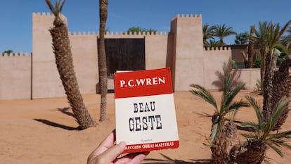 Un ejemplar de 'Beau Geste' ante la réplica del fortín en Marrakech