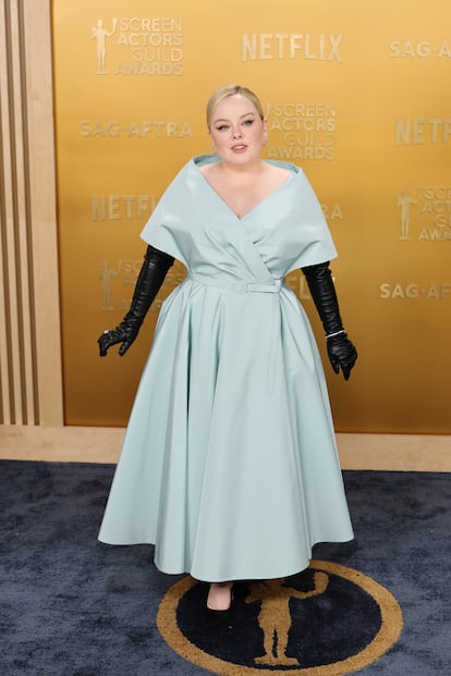 Nicola Coughlan, nominada a mejor actriz en una serie de drama por 'Bridgerton', vistió de Dior en un homenaje al New Look que incluía unos largos guantes negros.