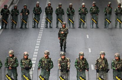 Soldados permanecen en los alrededores del Monumento a la Victoria en Bangkok (Tailandia). La junta militar que gobierna Tailandia dejó en libertad a 33 personas, incluido el primer ministro interino que depuso hace una semana en un golpe de Estado incruento, Niwattumrong Boonsongpaisan.