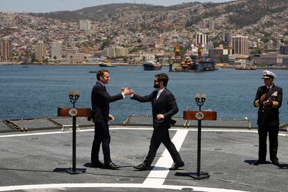 El presidente francs y su homlogo chileno se saludan a bordo del 'Almirante Viel', en Valparaso.  