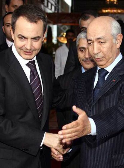 Driss Jettu recibe a Zapatero en el aeropuerto de Rabat.