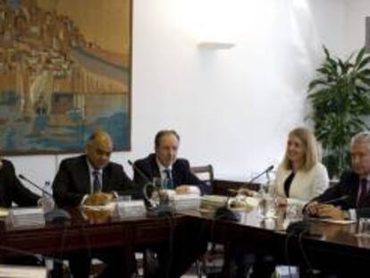 Los miembros de la troika, Subir Lall (2i), del Fondo Monetario Internacional (FMI), Isabel Vansteenkiste (c-d), del Banco Central Europeo (BCE) y Sean Berringan (C), de la Comisión Europea (CE), durante su reunión con representantes del mercado, asociaciones y Gobierno, entre otros, con el presidente de la principal patronal lusa Antonio Saraiva y el responsable del Consejo Económico y Social (CES), Jose da Silva Peneda (i), en Lisboa, Portugal, hoy.