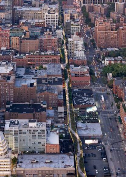 El parque de The High Line recorre 2,33 kilómetros sobre las antiguas vías del tren elevado de Nueva York. |