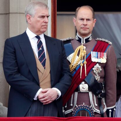Los príncipes Andrés y Eduardo de Inglaterra observan un desfile desde el palacio de Buckingham, en Londres, en junio de 2017.