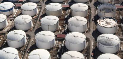 Silos de gas en una planta en Madrid.