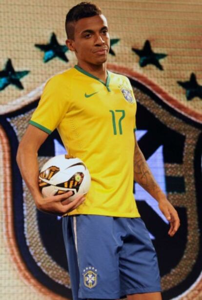 Luiz Gustavo posa con la nueva camiseta de Brasil.