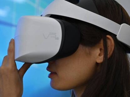 Fotogalería: Innovación a la espera de la revolución. En la imagen, una mujer prueba un dispositivo de realidad virtual durante el Consumer Electronics Show de Shanghái (Ces Asia).