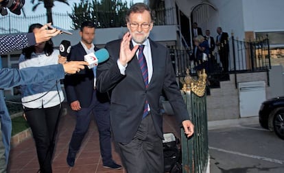 El expresidente del Gobierno Mariano Rajoy, a su salida del restaurante de Santa Pola, este martes.